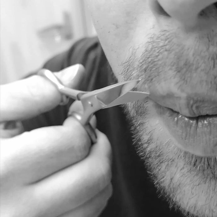 Redecker - Rostfreie Schnauz - und Bartschere mit einseitiger Microzahnung