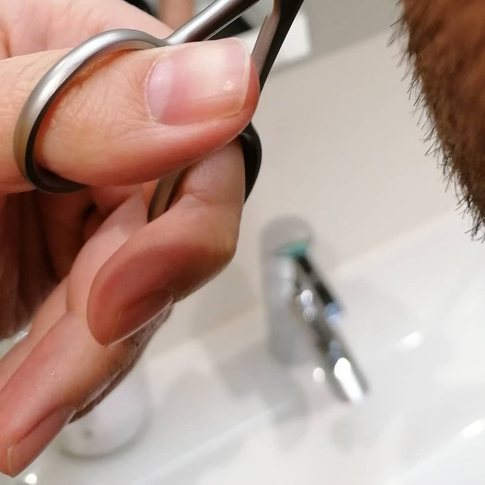 Redecker - Rostfreie Schnauz - und Bartschere mit einseitiger Microzahnung